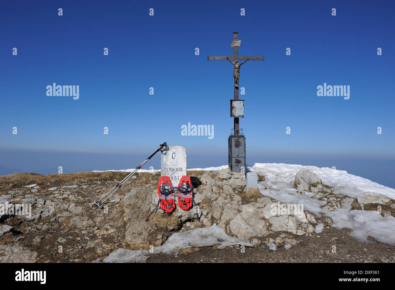 Racchette da neve e bastoncini da trekking al vertice di Sonntagshorn in inverno, Baviera, Germania Foto Stock