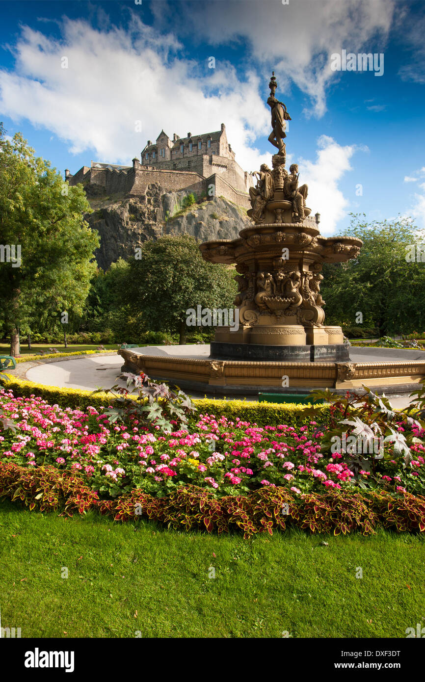 Il castello di Edimburgo dai giardini di Princes street e fontana. Foto Stock