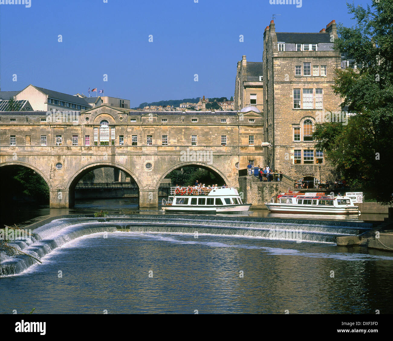 Gite in barca sul fiume Avon a Pulteney Bridge, nel cuore della città storica di Bath in Somerset. Foto Stock