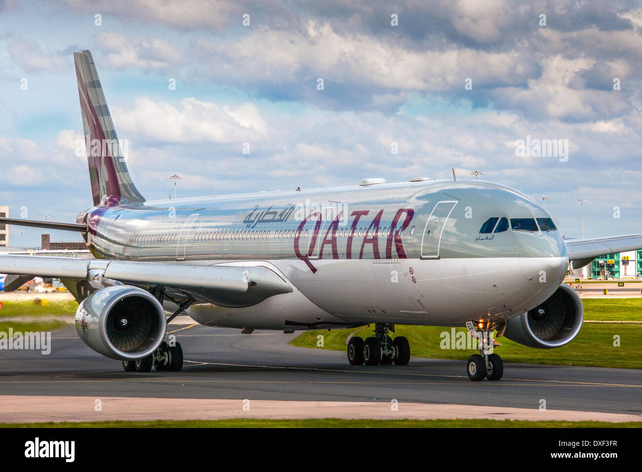 La Qatar Airways Airbus A330 -300 taxi-ing all'aeroporto di Manchester 2012 Foto Stock