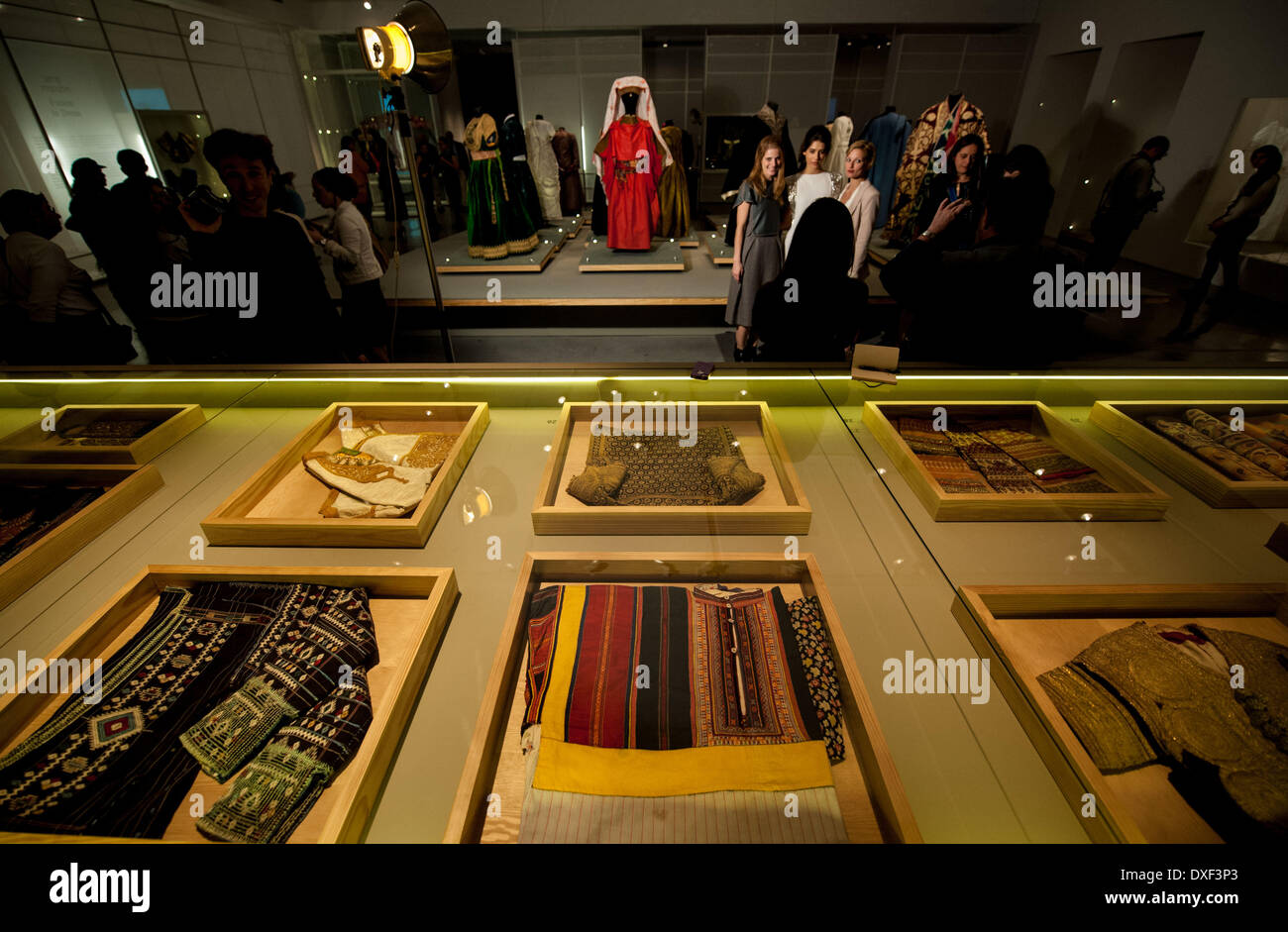 (140325) -- Gerusalemme, 25 marzo 2014 (Xinhua) -- la gente visita il 'Dress codici: rivelando il guardaroba ebraica' mostra presso il Museo di Israele a Gerusalemme, il 25 marzo 2014. Designer israeliano qui presentato martedì creazioni ispirate al Israele esposizione del museo 'Dress codici: rivelando il Jewish armadio" per mostrare esempi di come la moderna moda è stato nutrito e influenzato dalle tendenze e stili che venivano celebrati secoli fa. Codici di abbigliamento è la prima grande esposizione del suo genere per evidenziare il collegamento tra storia e abbigliamento, riesumazione storie personali Foto Stock