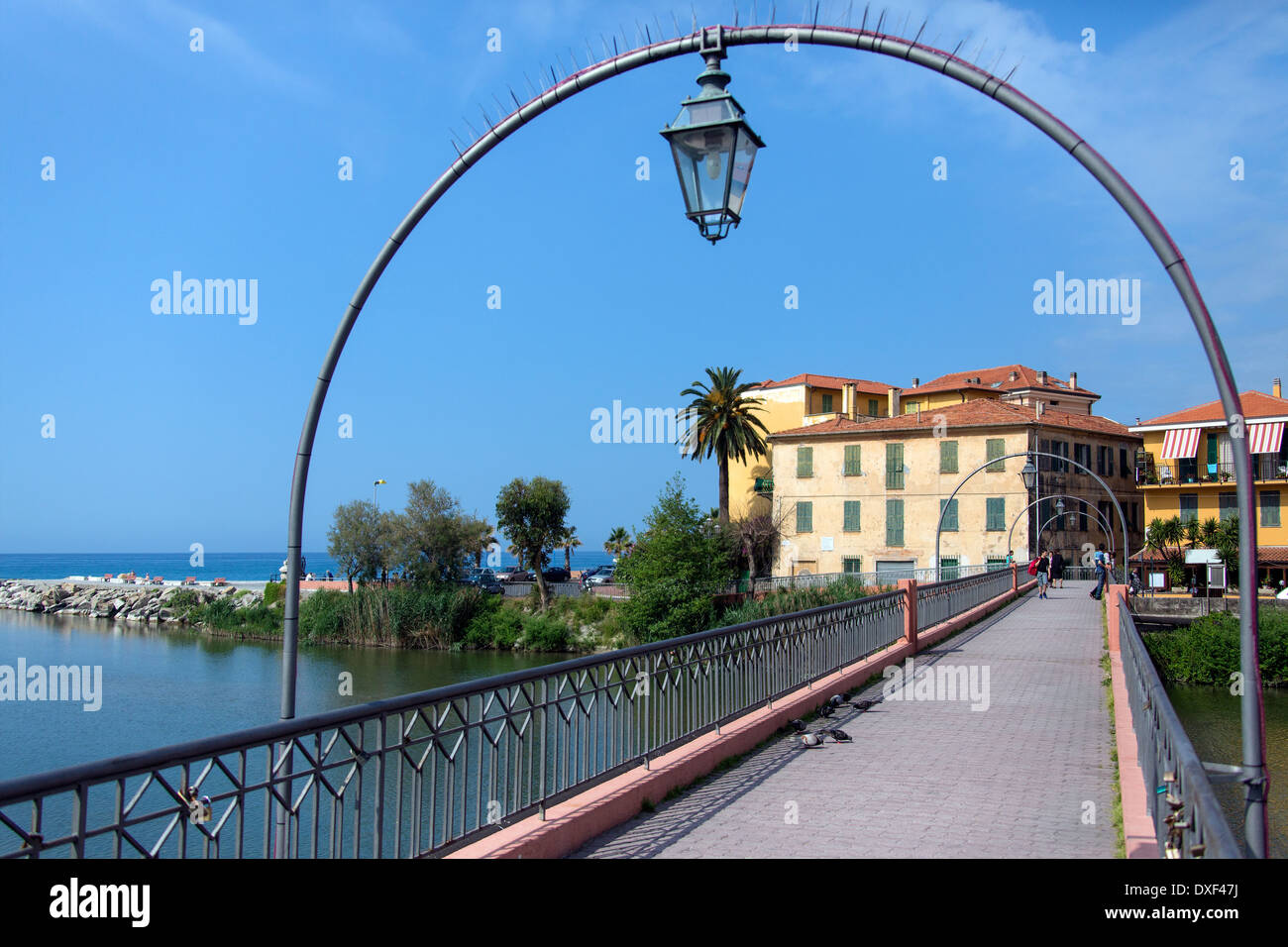 La città di Ventimigla in provincia di Imperia sulla costa nordoccidentale dell'Italia Foto Stock