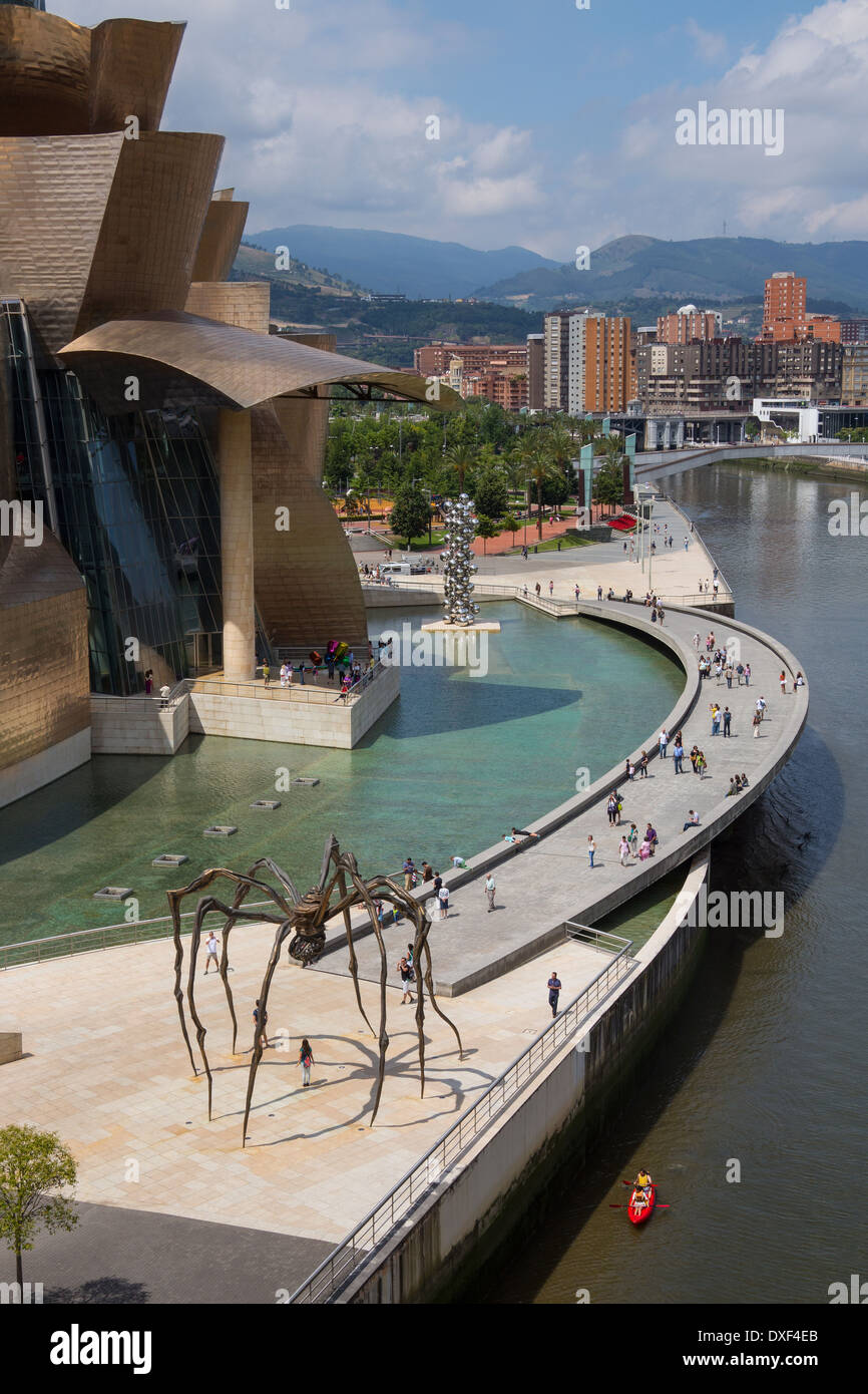 Il porto di Bilbao nella provincia di Biscaglia nel nord della Spagna. Vista della Spider vicino al Museo Guggenheim. Foto Stock