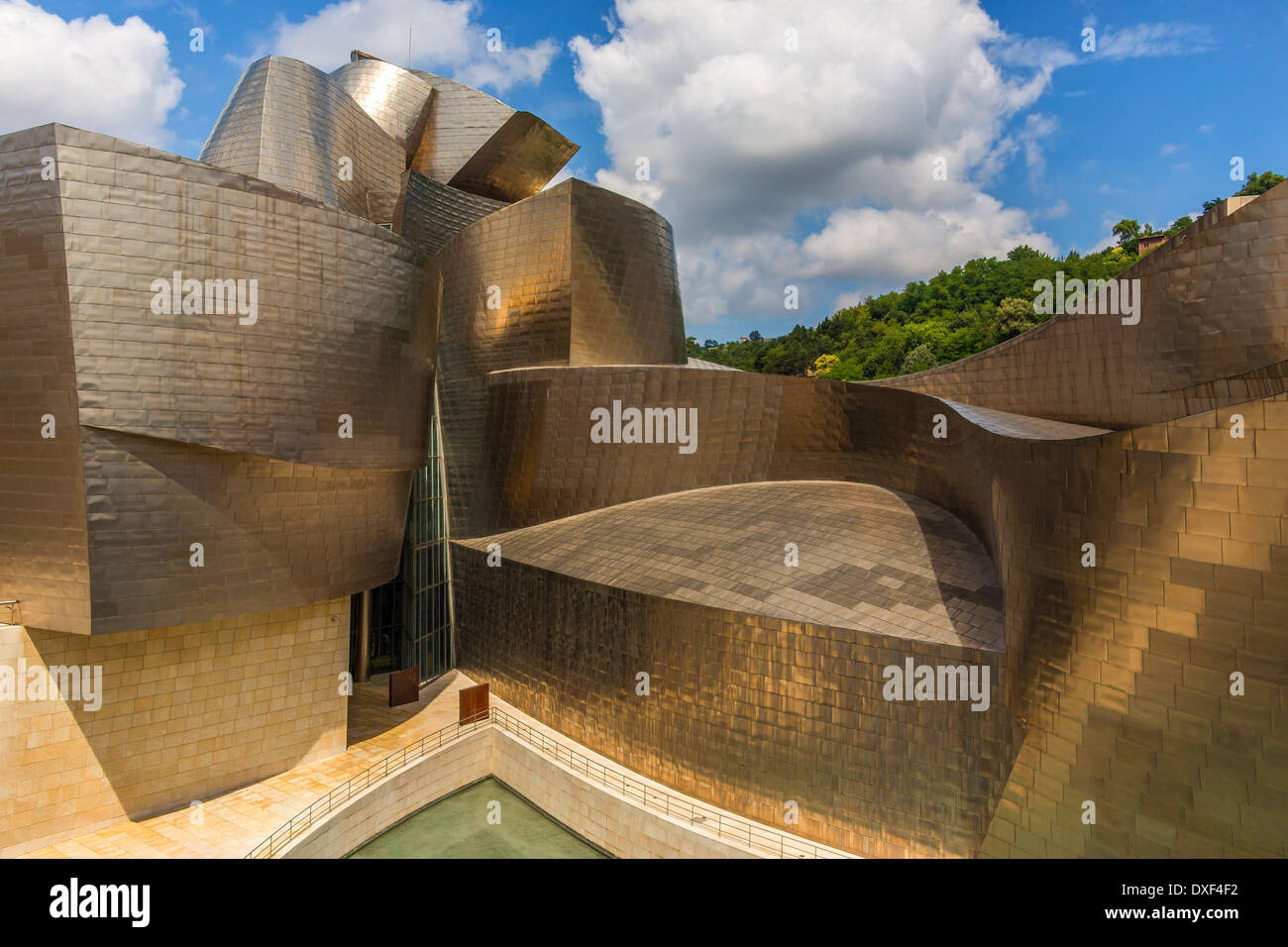 Il Museo Guggenheim nel porto di Bilbao nella provincia di Biscaglia nel nord della Spagna. Foto Stock