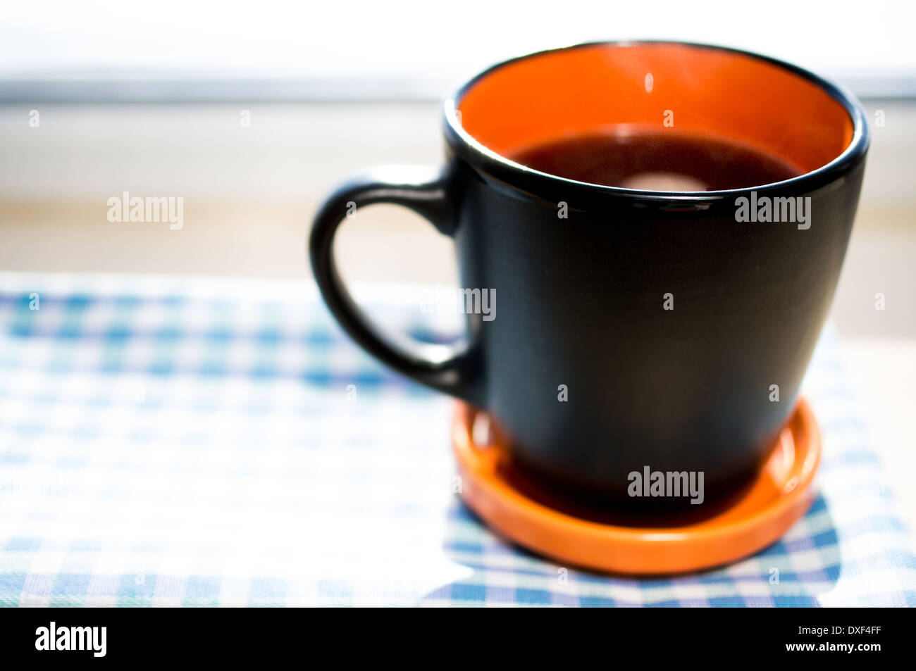 Una tazza di caffè sulla finestra al sole Foto Stock