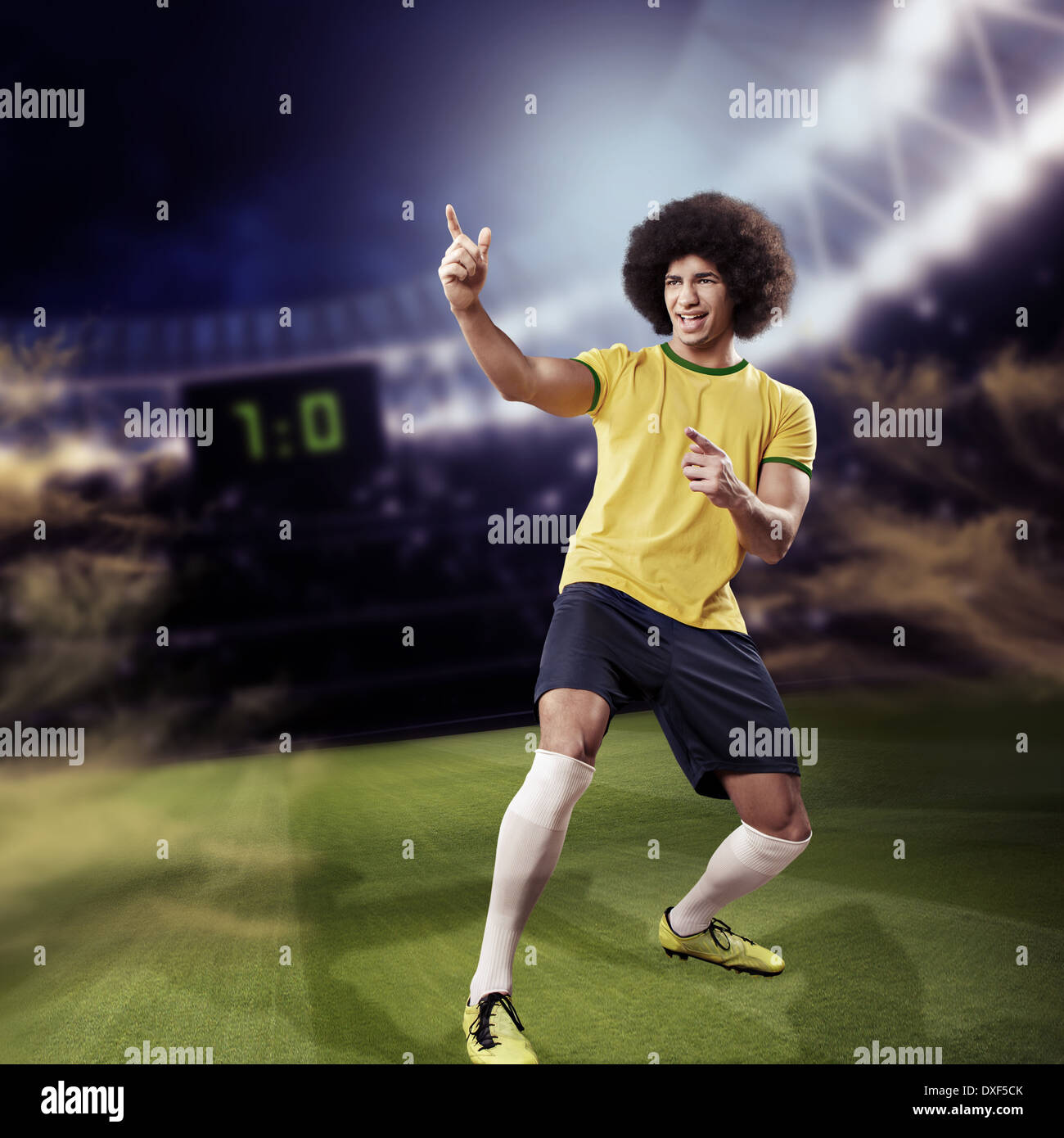 Il calcio o il giocatore di calcio sul campo in uno stadio in Brasile Foto Stock