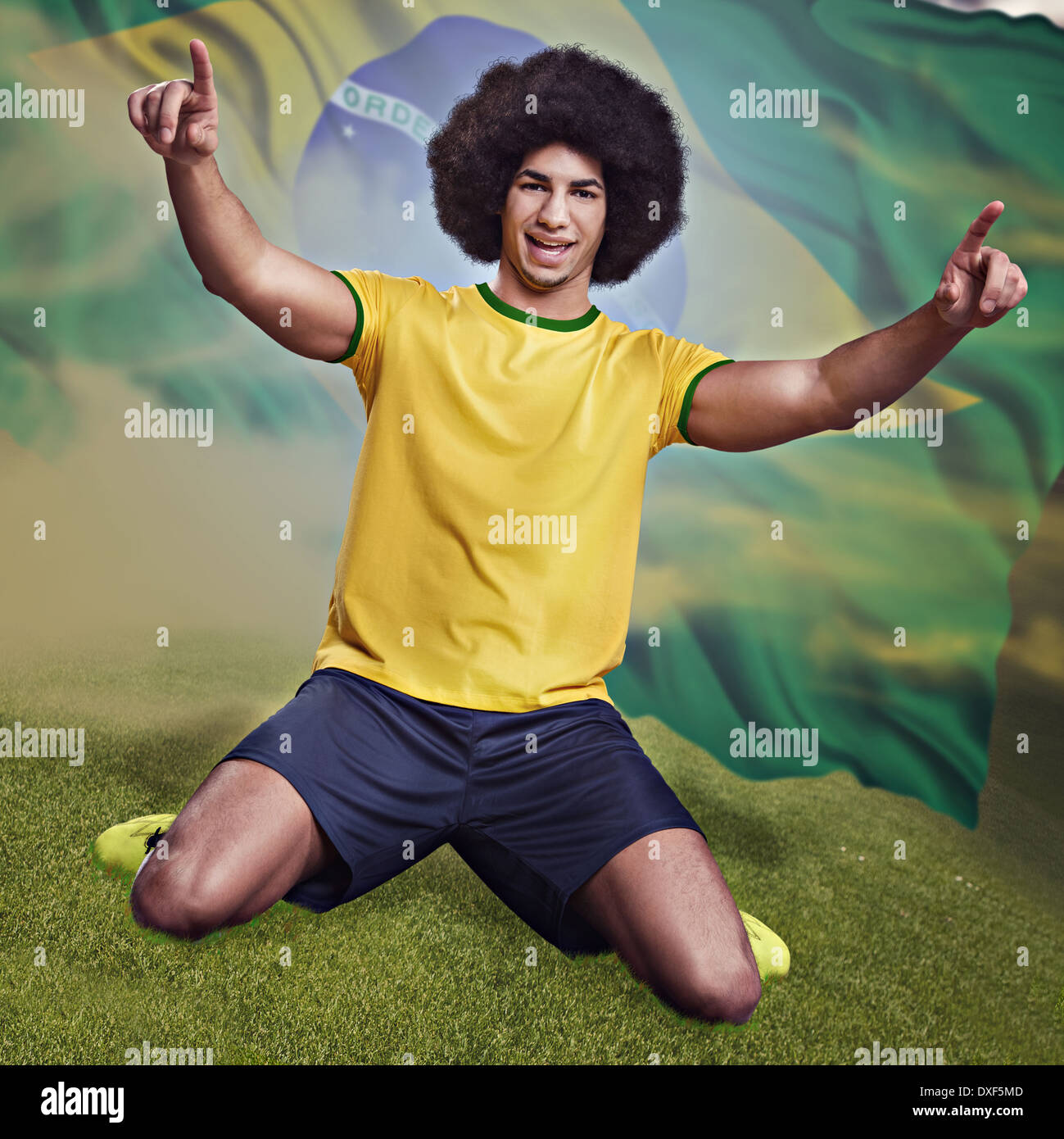 Il calcio o il giocatore di calcio sul campo in uno stadio in Brasile Foto Stock