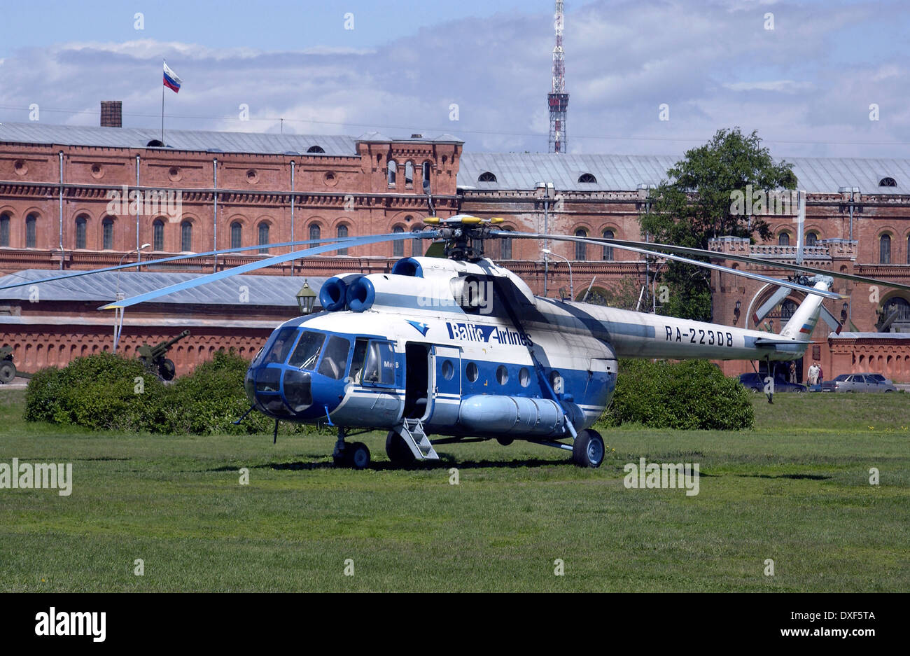 Il russo Mil-8 elicottero del Baltic Airlines vicino a edifici governativi a San Pietroburgo nella Federazione Russa. Foto Stock