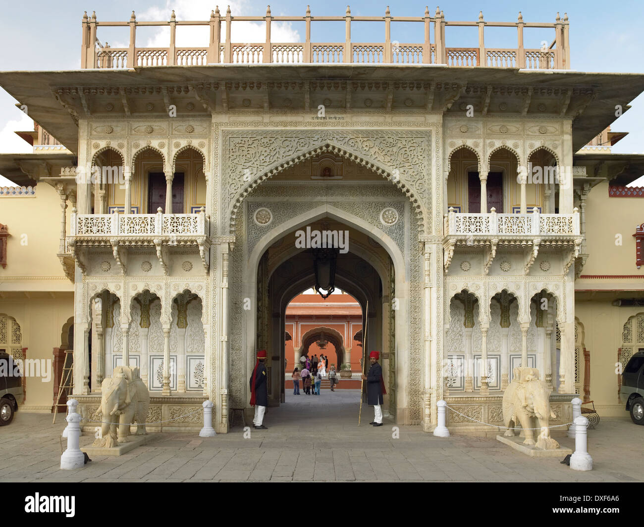 Rajendra Pol gateway presso il palazzo della città nella città di Jaipur nel Rajasthan in India occidentale. Foto Stock