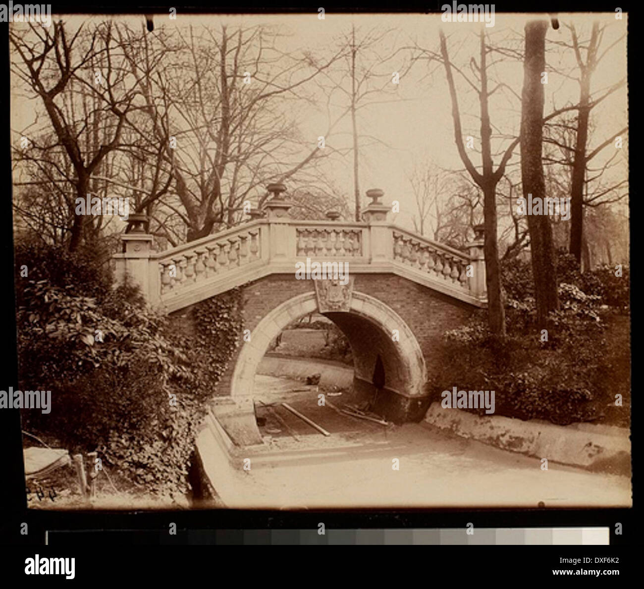 Questa fotografia di Parc Monceau nell'ottavo arrondissement di Parigi cattura una tranquilla scena di parco con architettura storica e spazi verdi, riflettendo la cultura del tempo libero della Parigi del XIX secolo. Foto Stock