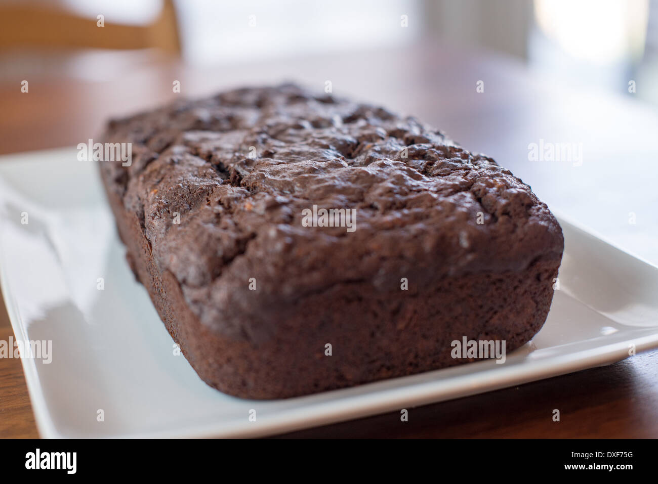 Freschi di forno cioccolato doppia banana il pane su una piastra bianca Foto Stock