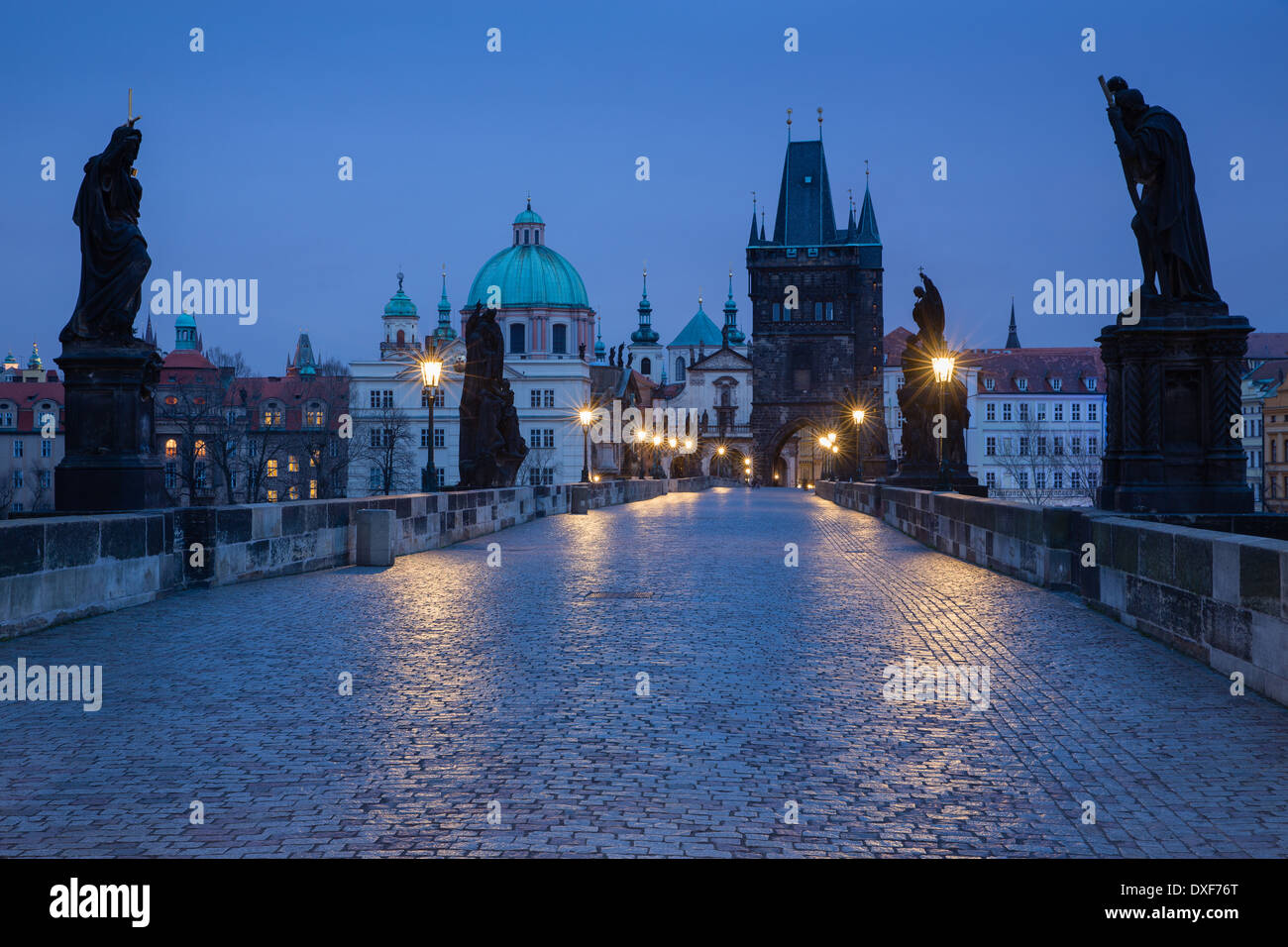 Alba sul Ponte Carlo con le torri e le guglie della Città Vecchia al di là, Praga, Repubblica Ceca Foto Stock