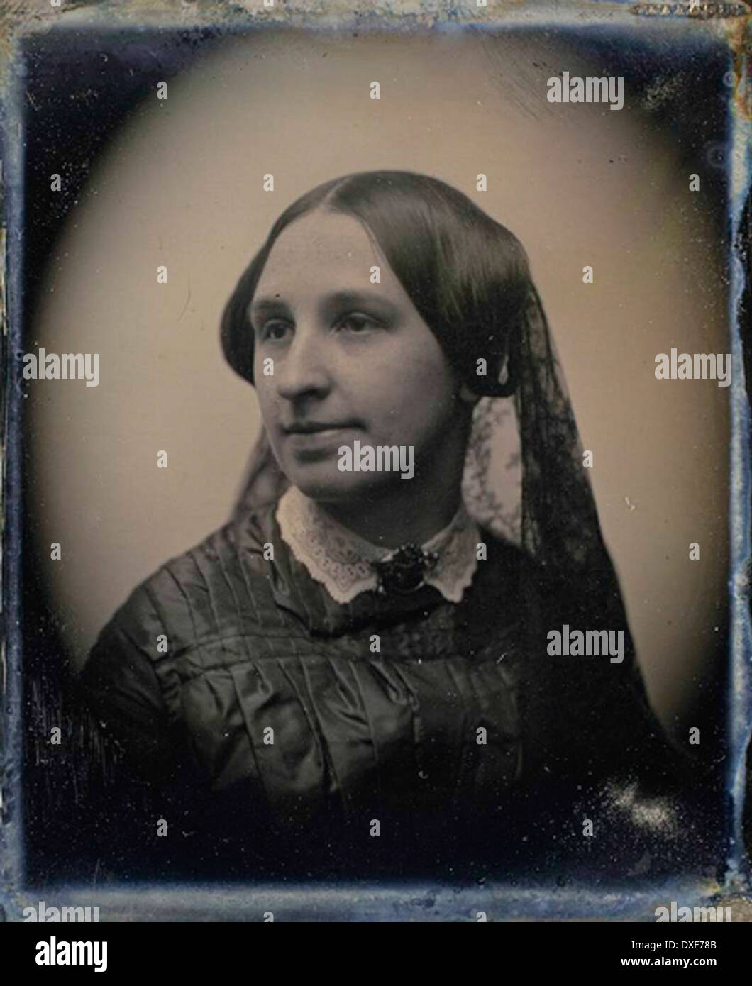 Questa fotografia d'epoca raffigura una donna non identificata, la cui identità rimane sconosciuta. L'immagine cattura un momento nel tempo, riflettendo la moda e le norme sociali dell'epoca. Foto Stock