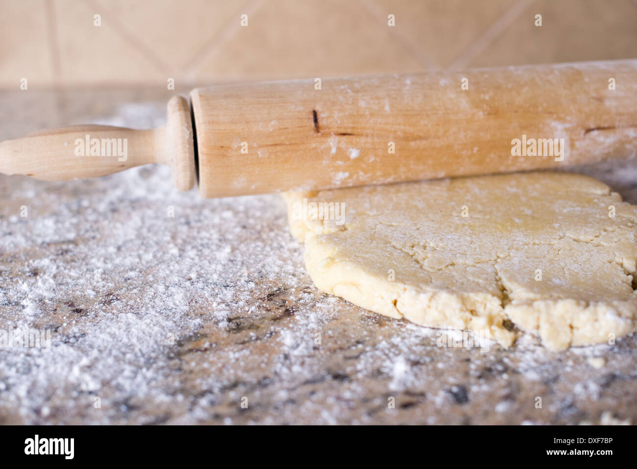 Pasta fresca di essere arrotolato e preparato per il riempimento mediante un perno di laminazione Foto Stock