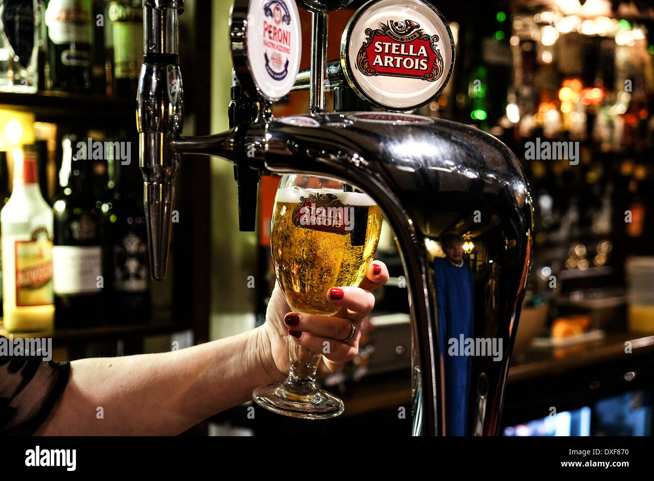 Una pinta di Stella Artois essendo servita in un pub. Foto Stock