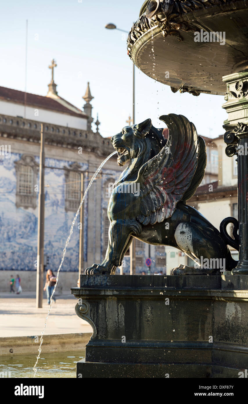 Porto, Portogallo. Fontana con leoni alati Foto Stock
