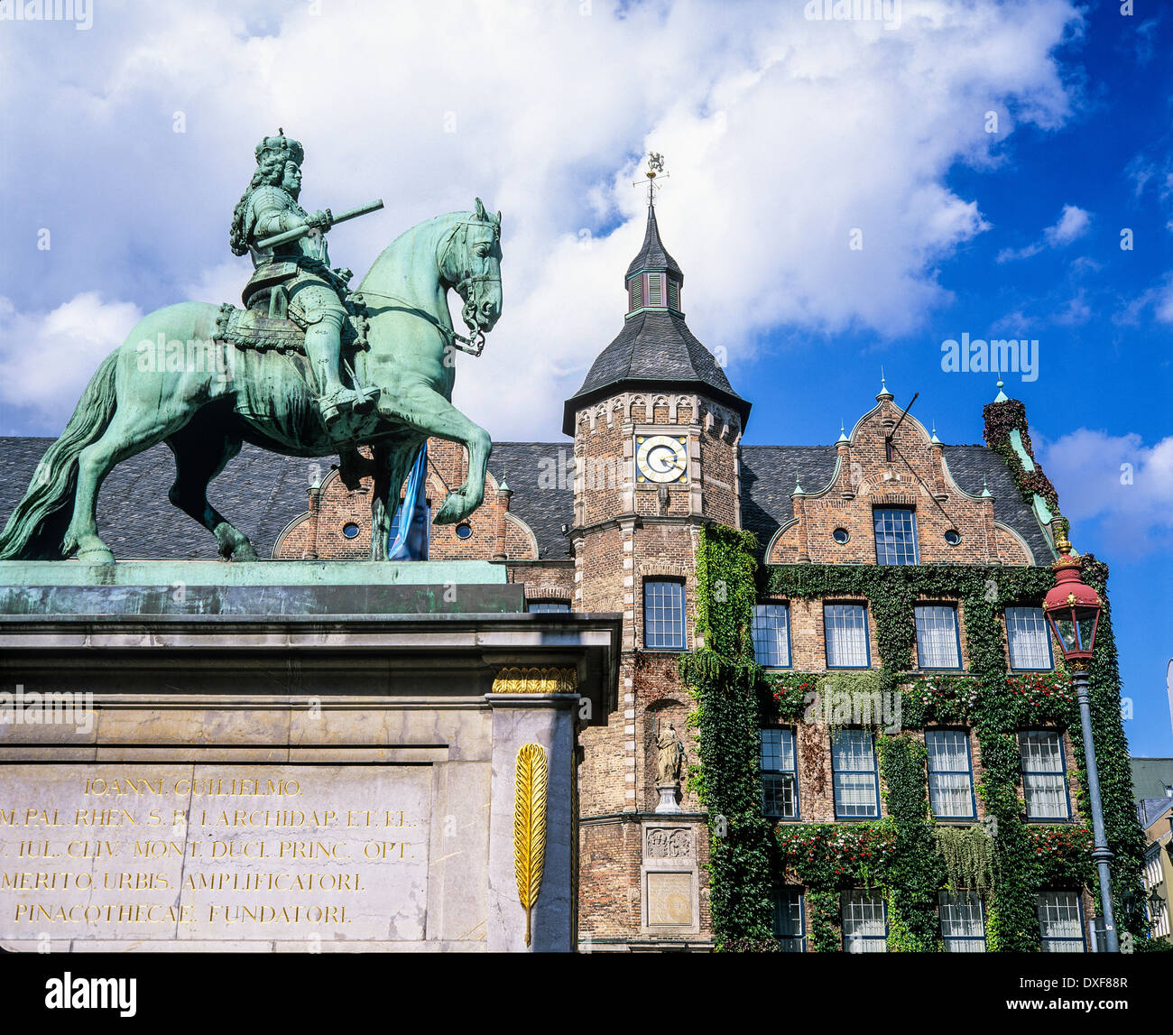Johann Wilhelm II, - Jan Wellem secondo elettore statua equestre e vecchio municipio del XVI secolo Düsseldorf Germania Europa Foto Stock