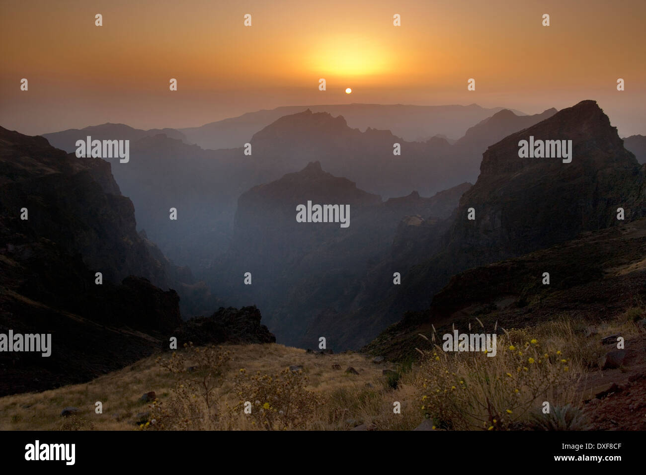 Il tramonto visto da Pico do Arieiro - Isola portoghese di Madeira Foto Stock