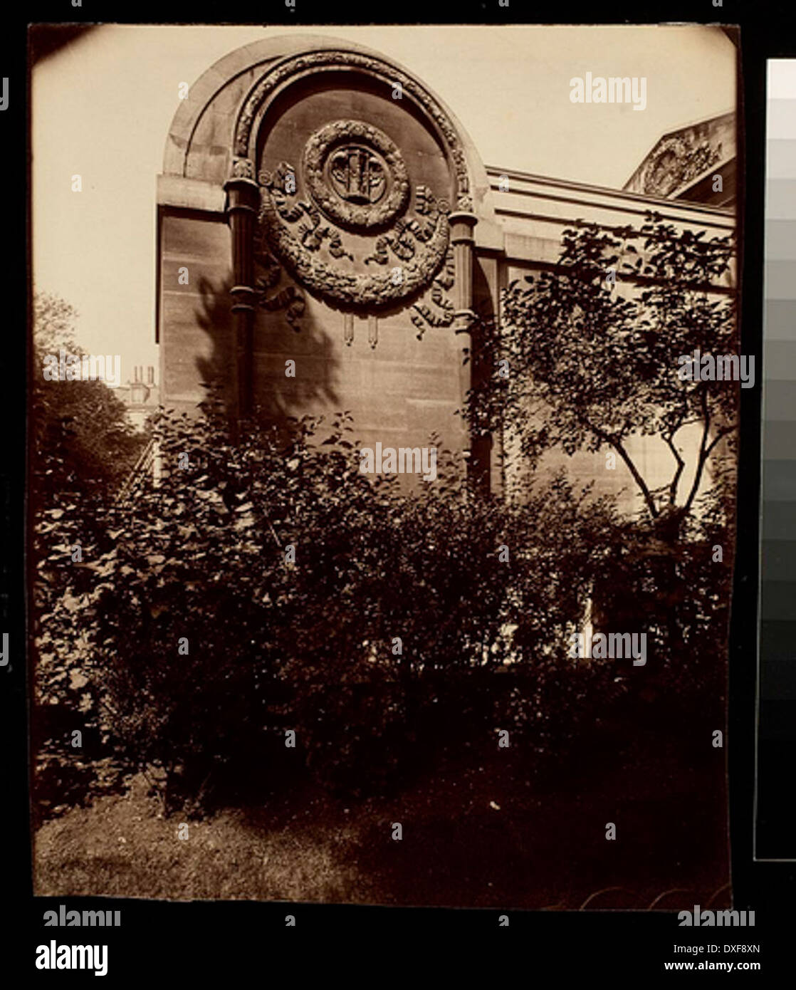 Una fotografia della Chapelle Expiatoire, una cappella neoclassica situata nell'VIII arrondissement di Parigi, Francia. Costruita per commemorare le vittime dei massacri di settembre del 1792, la cappella si erge come un importante sito della storia e della memoria francese. Foto Stock
