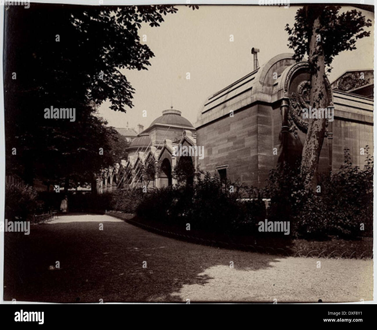 Una fotografia vintage della Chapelle Expiatoire nell'8° arrondissement di Parigi. Questa cappella, costruita per commemorare le vittime della Rivoluzione francese, è raffigurata in un'epoca passata, evidenziandone il significato storico e architettonico. Foto Stock