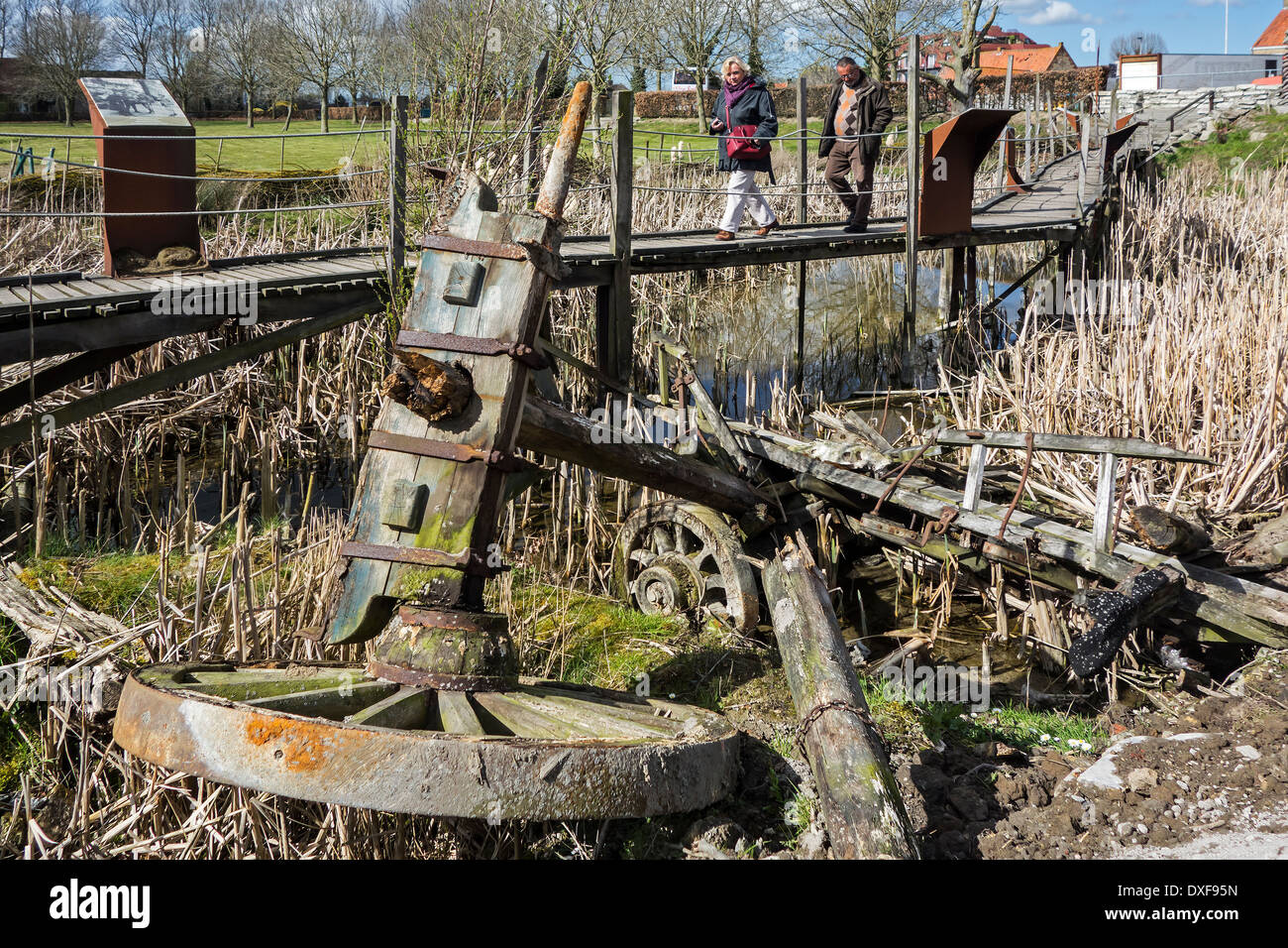 La prima guerra mondiale un carrello rotto e graticcio in legno su terreni inondati vicino IJzertoren / Yser Tower, Diksmuide / Dixmude, Belgio Foto Stock