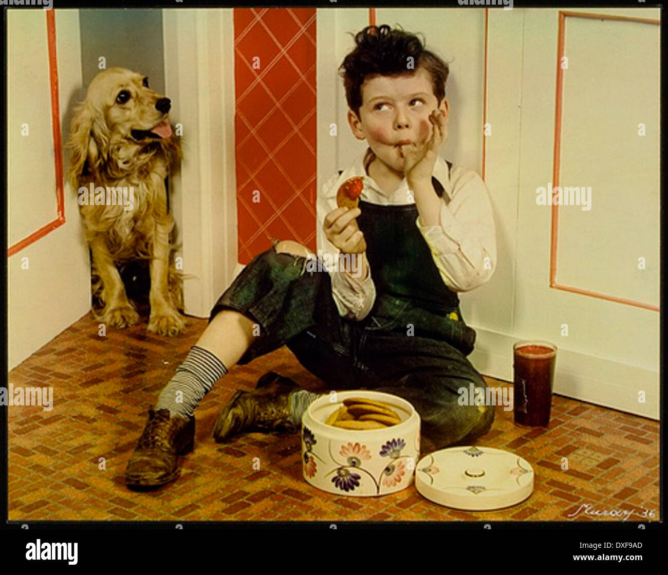 Questa pubblicità vintage presenta un ragazzo con biscotti, promuovendo la crema di grano. L'immagine riflette il marketing dei primi anni del XX secolo e il legame culturale tra i prodotti alimentari e la vita familiare durante quel periodo. Foto Stock