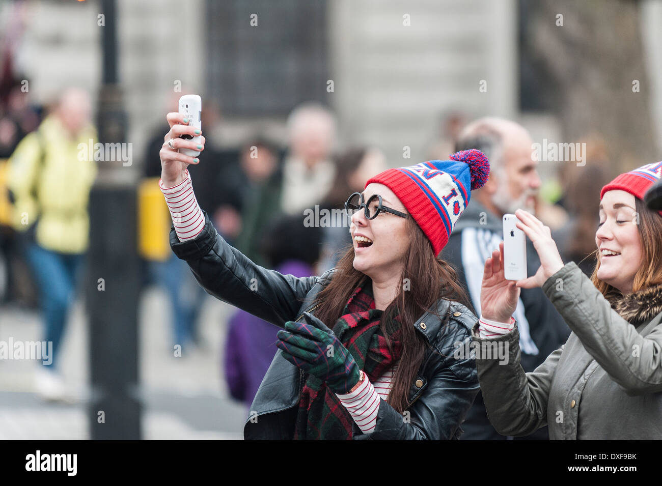 I turisti scattare fotografie con i loro telefoni intelligenti. Foto Stock