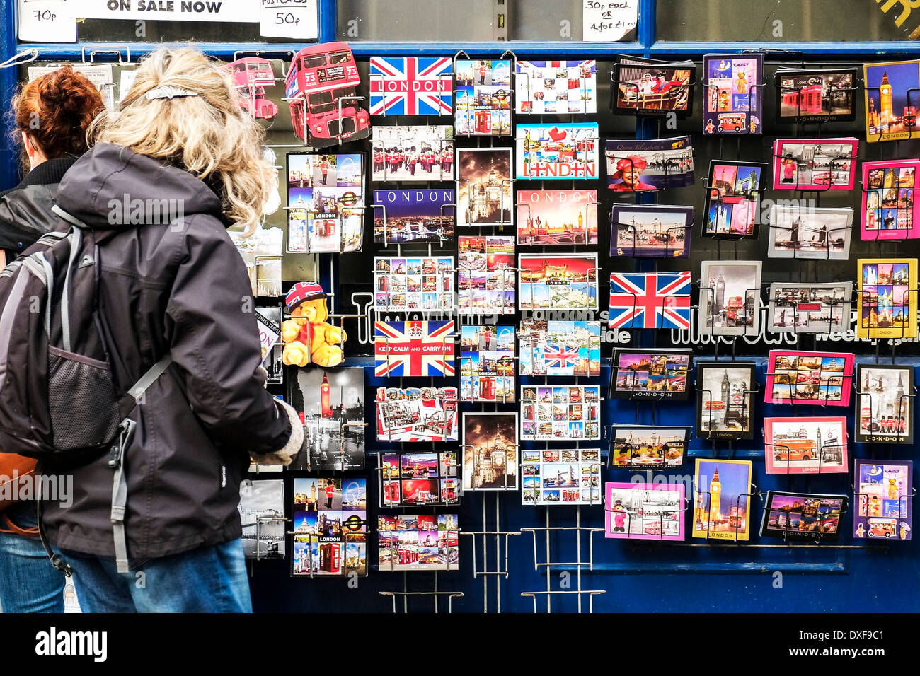 Un display di souvenir cartoline al di fuori di un negozio a Londra. Foto Stock