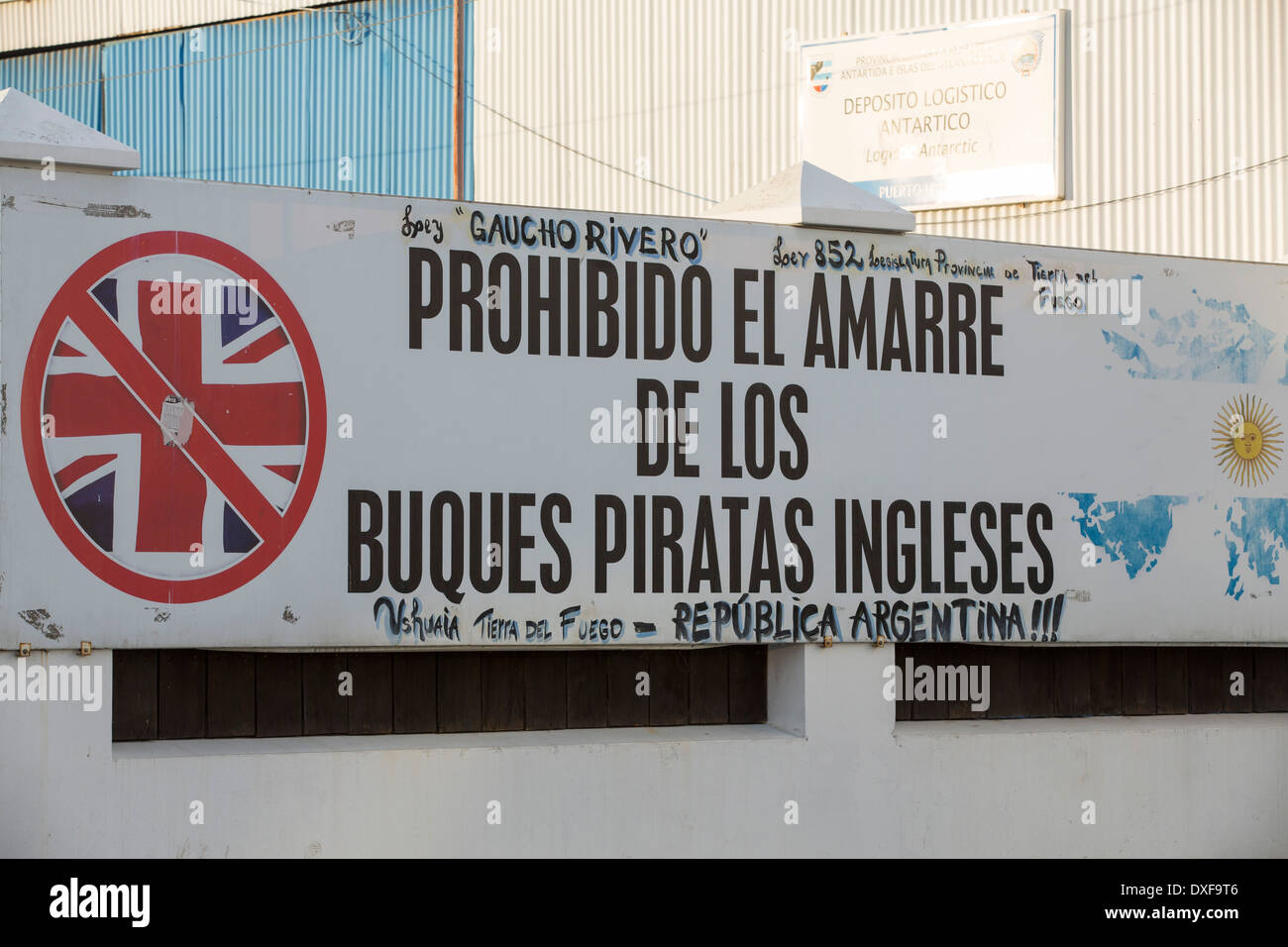 Un segno in Ushuaia circa gli argentini convinzione circa la Falklands veing illegalmente occupata dagli inglesi, Foto Stock