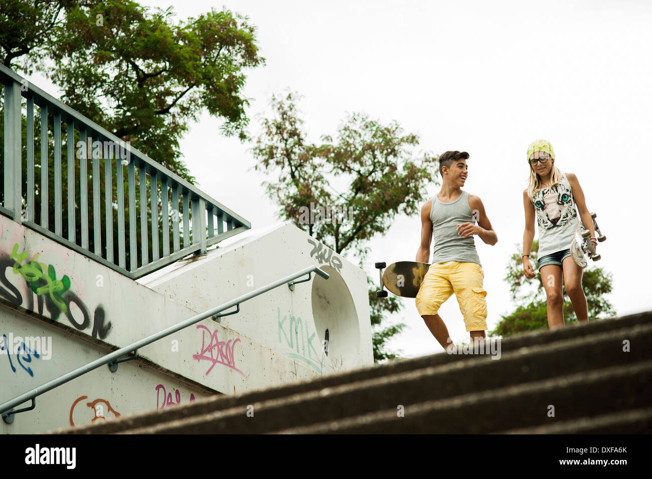 Un ragazzo e una ragazza con skateboard, Mannheim, Baden-Württemberg, Germania Foto Stock
