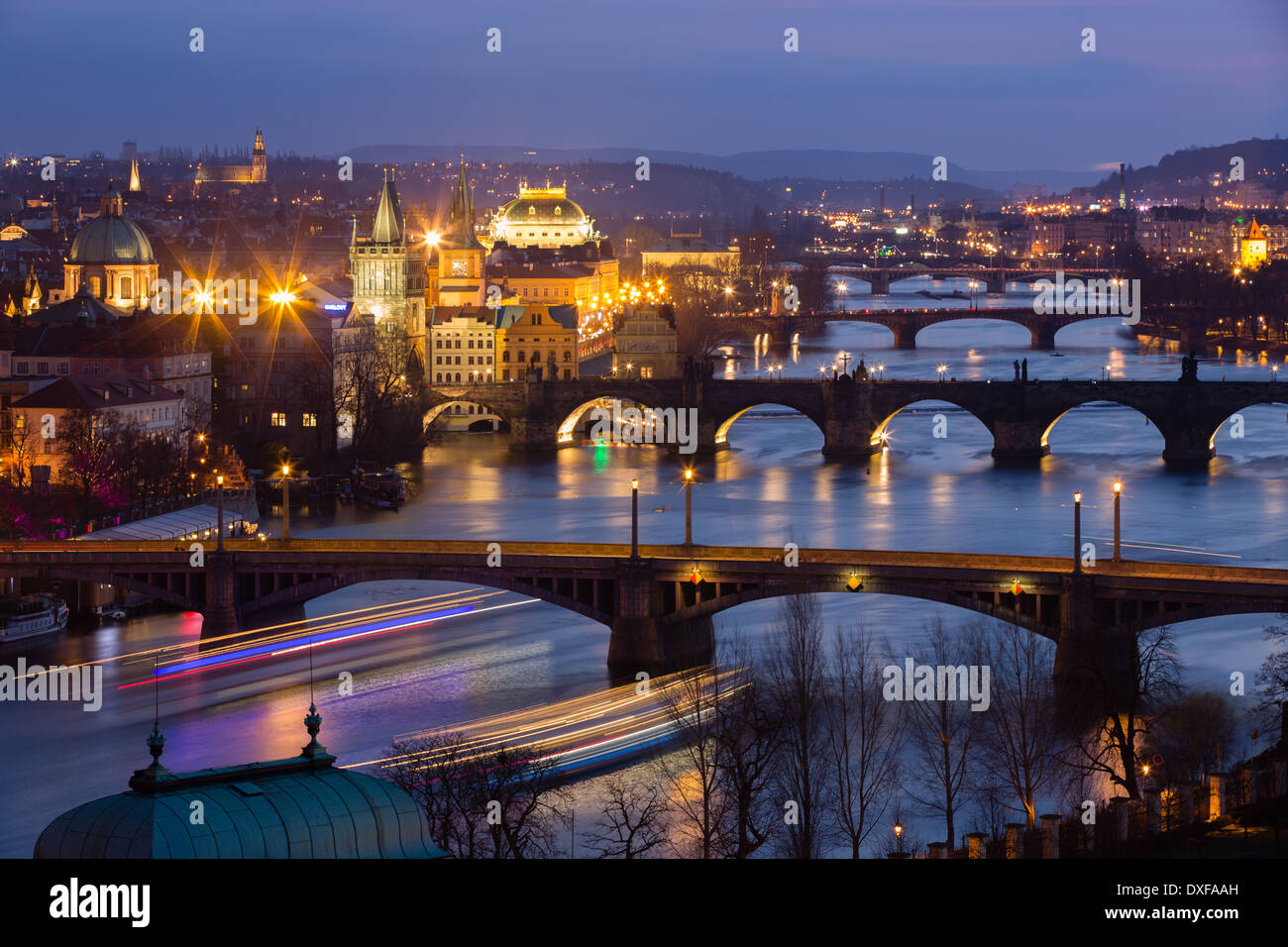 La criniera, Charles e la legione dei ponti che attraversano il fiume Moldava al tramonto, con la Città Vecchia sulla sinistra, Praga, Repubblica Ceca Foto Stock