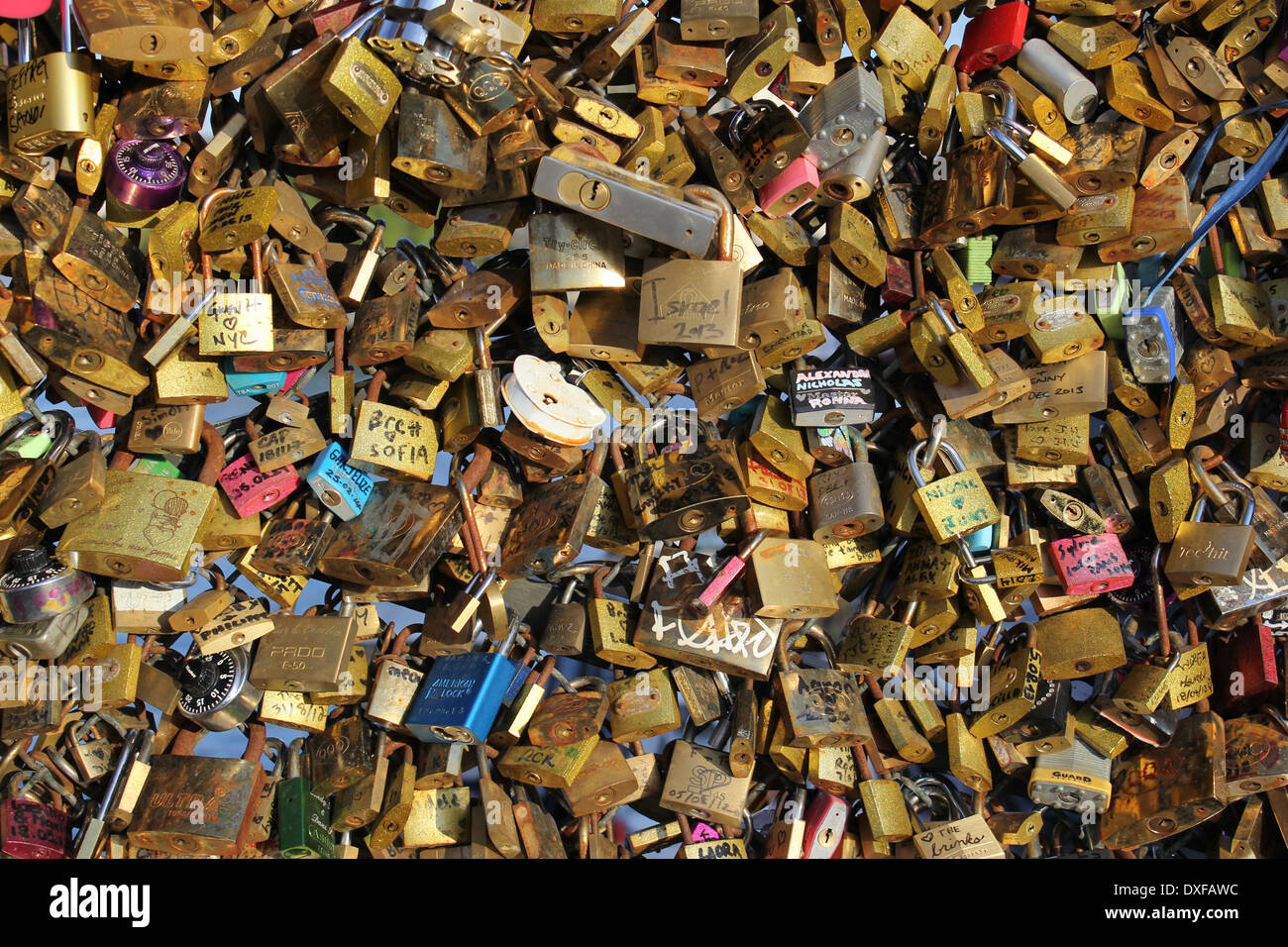 Ponte pieno di lucchetti immagini e fotografie stock ad alta risoluzione -  Alamy