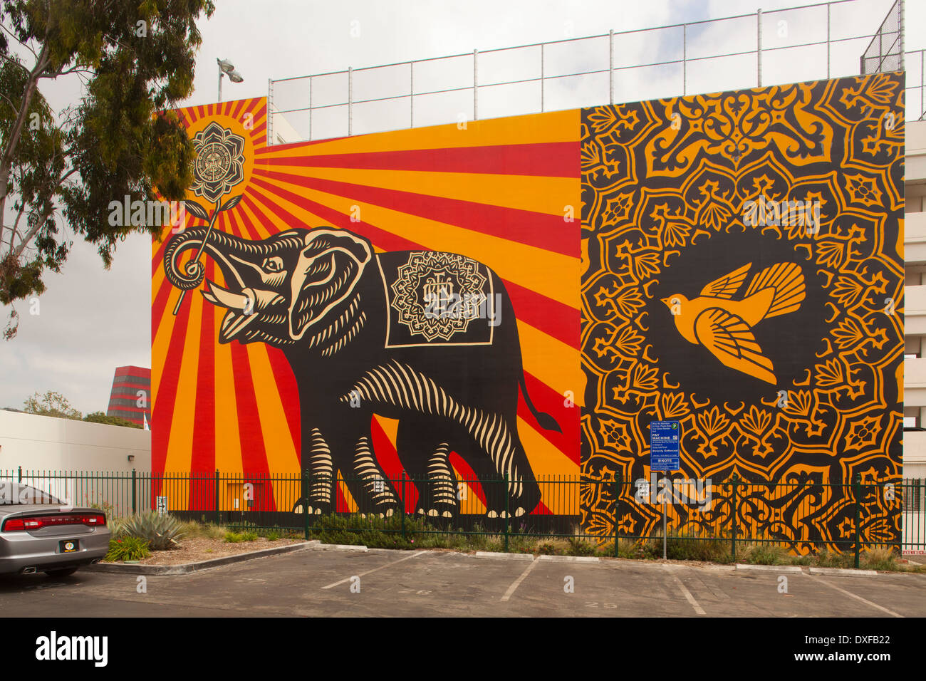 Arte di strada da Shepard Fairey, West Hollywood Biblioteca Pubblica di Los Angeles County in California, Stati Uniti d'America Foto Stock