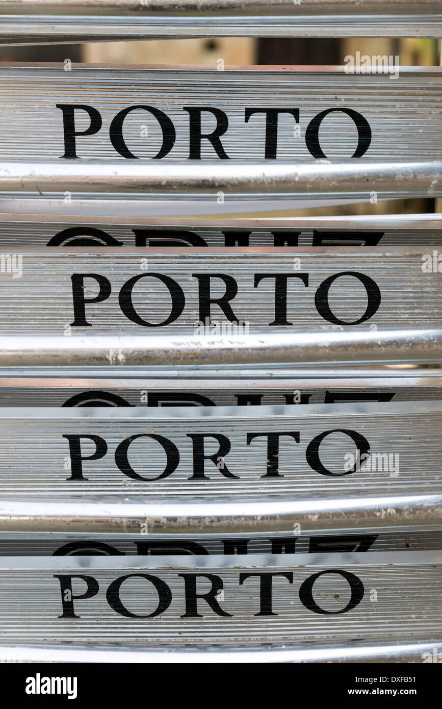 PORTO. Il nome di una città portoghese e il suo celebre vino, scrivere sul retro di quattro sedie impilate in alluminio. Foto Stock