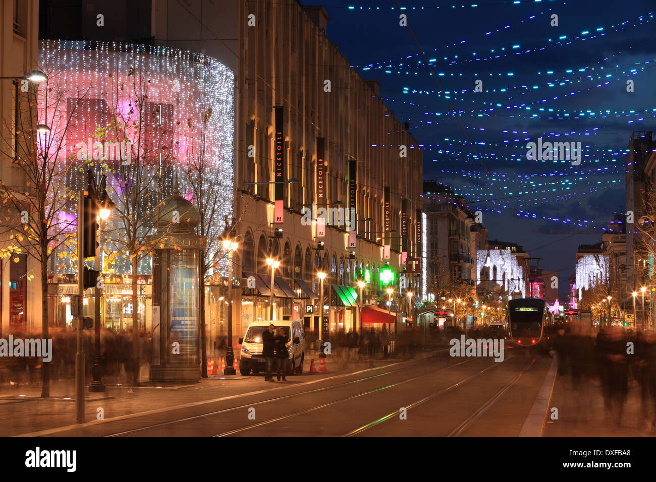 L'Avenue Jean Medecin nella bella città con la luce di natale decorazione. Foto Stock