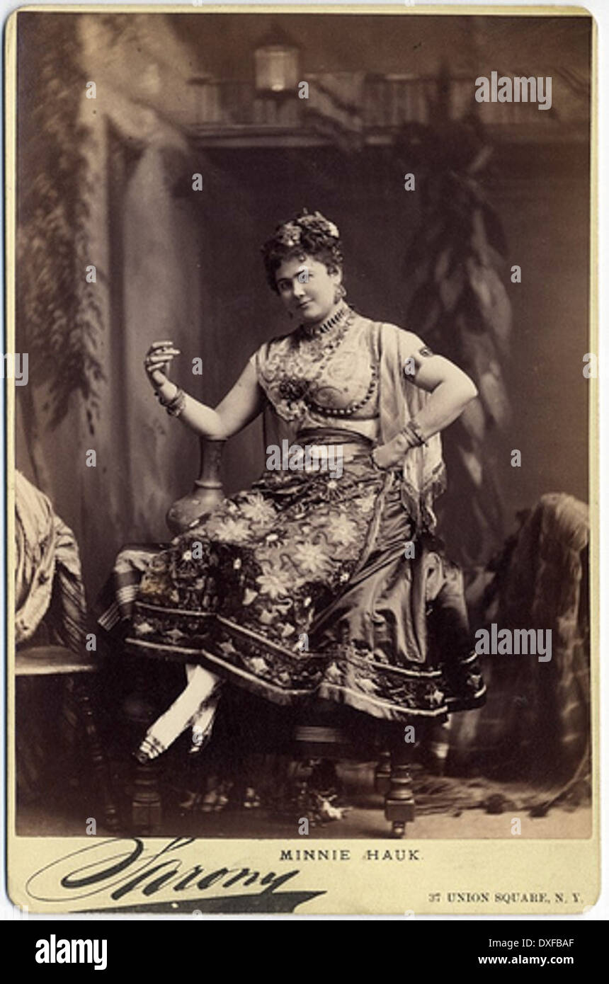 Una fotografia d'epoca di Minnie Hauk, una rinomata cantante d'opera del XIX secolo. L'immagine cattura la sua presenza e l'eredità nel mondo della musica classica e dell'opera. Foto Stock