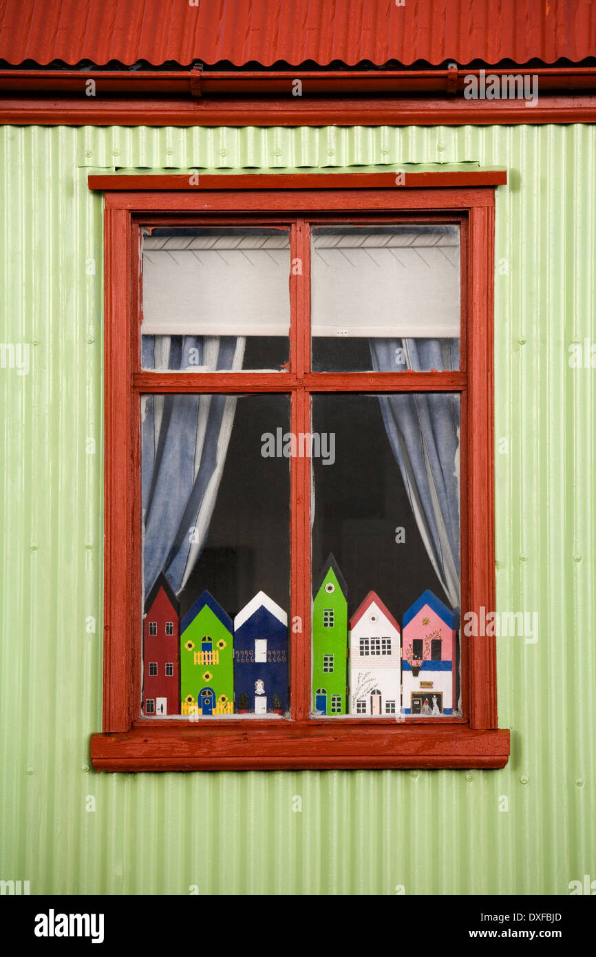 Un cottage islandese con case di Troll nella finestra Foto Stock