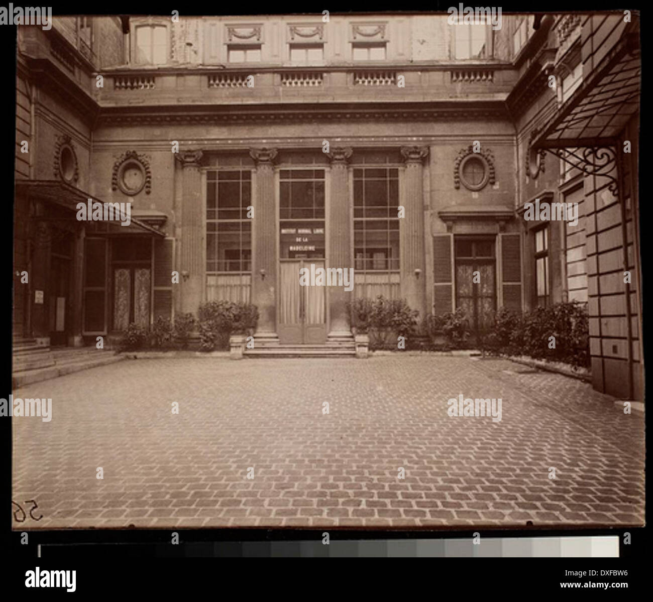 Il Pavillon 16 in Rue Ville l'Eveque (8° arrondissement) è un notevole edificio storico di Parigi, che riflette lo stile architettonico e il significato culturale della zona durante il periodo. Foto Stock