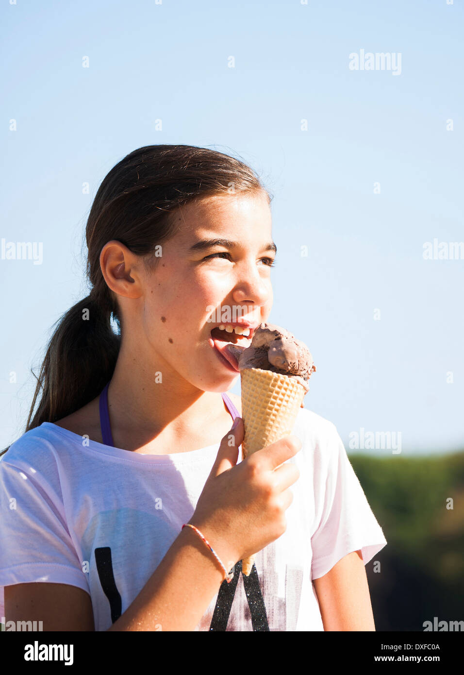Ragazza a mangiare il gelato cono, Lampertheim, Hesse, Germania Foto Stock