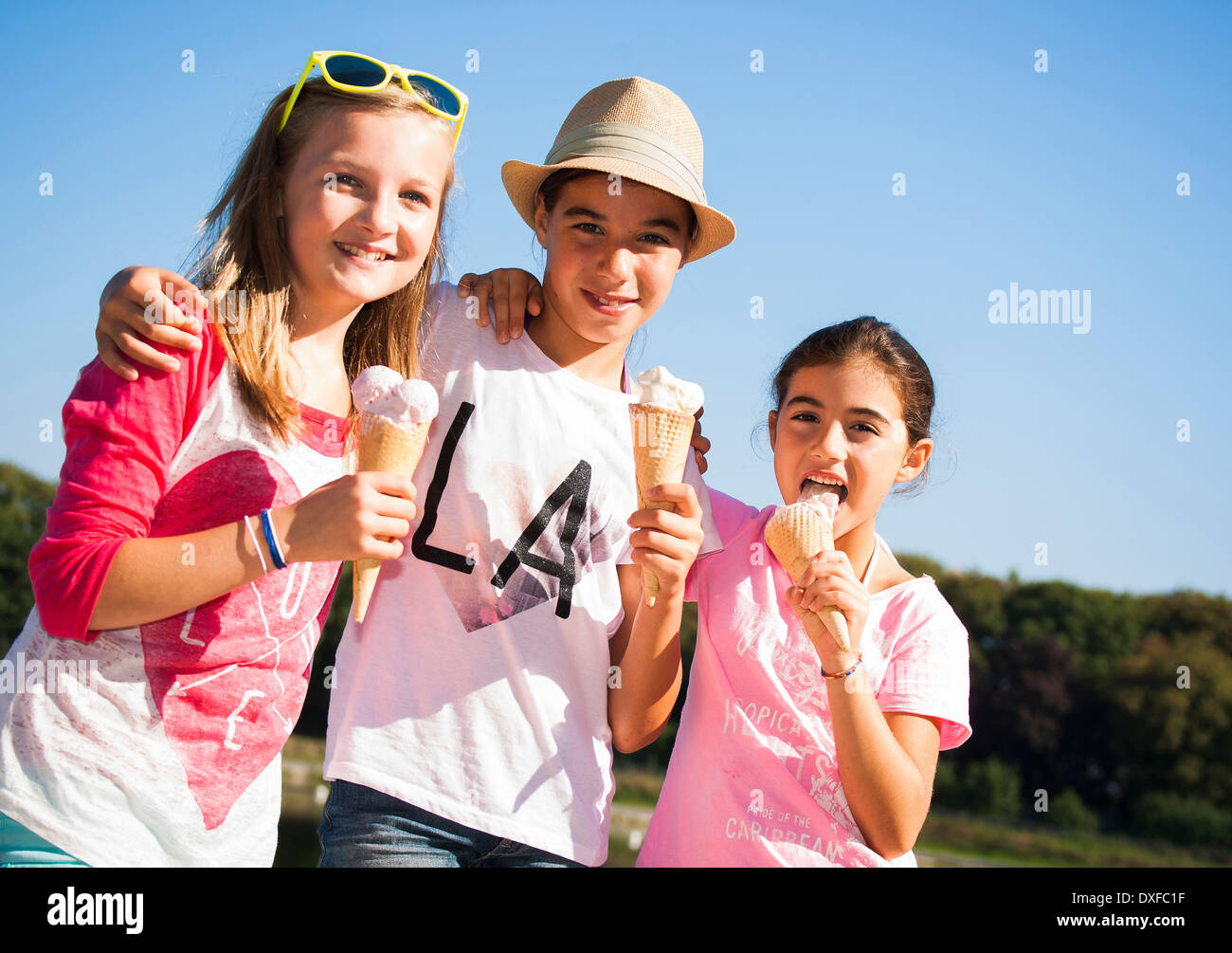 Le ragazze a mangiare il gelato coni, Lampertheim, Hesse, Germania Foto Stock