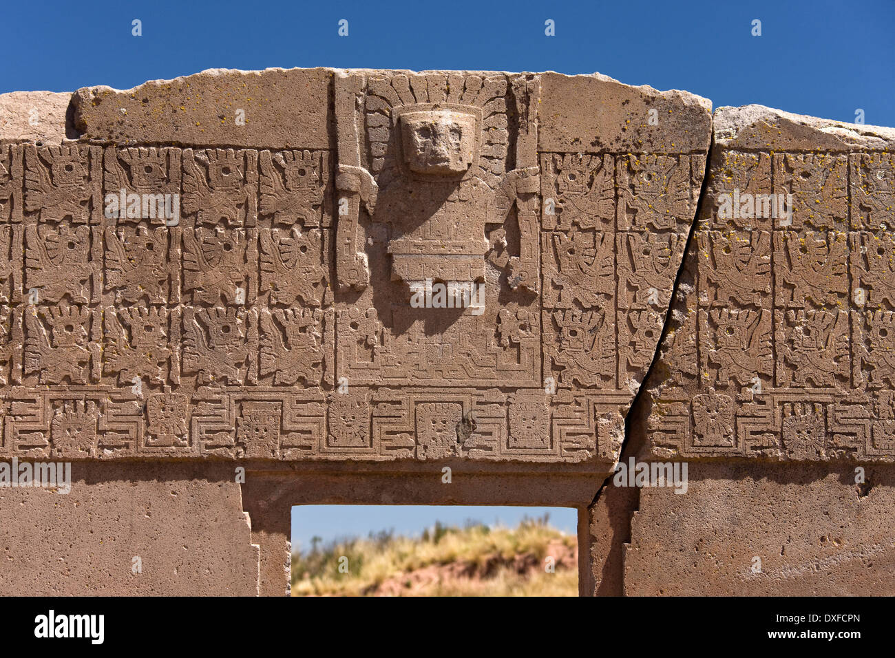 2000 anno vecchio Porta del Sole archway a Tiwanaku precolombiana sito nelle vicinanze di La Paz in Bolivia, Sud America. Foto Stock