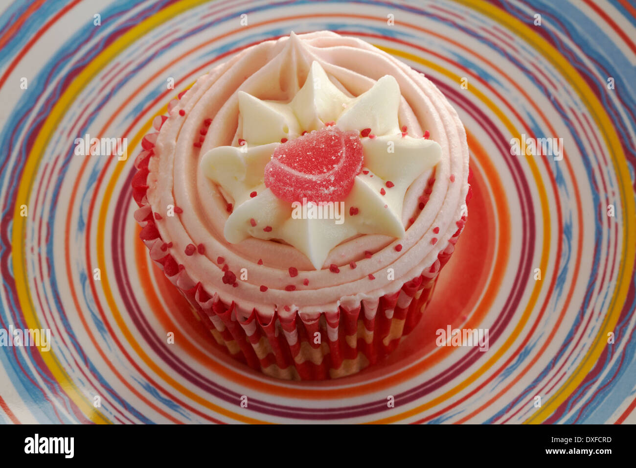 Fragole e panna cupcake sulla piastra a strisce Foto Stock