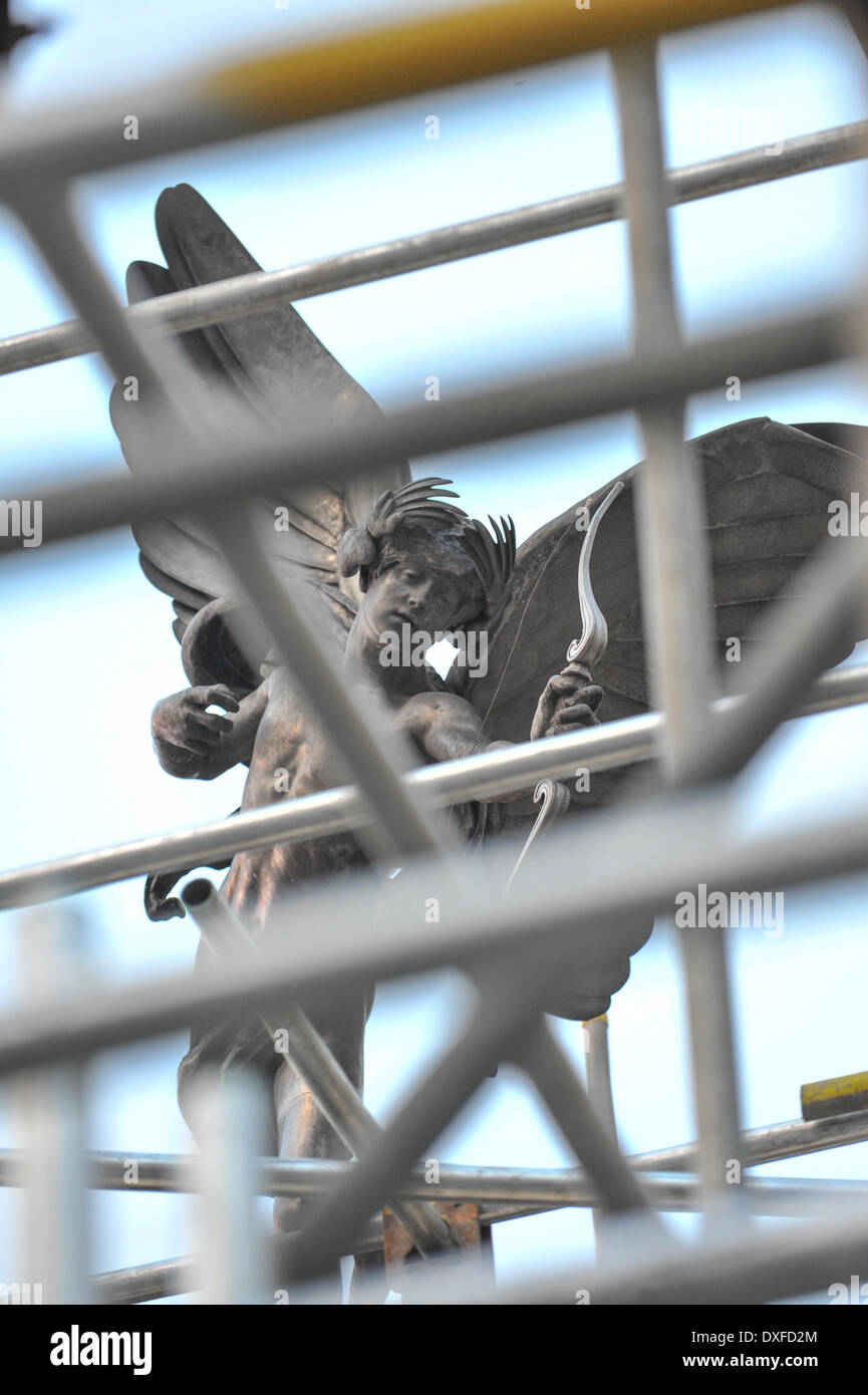 Piccadilly Circus, Londra, Regno Unito. Xxv Marzo 2014. Ponteggio quasi offusca la statua di Eros a Piccadilly Circus. Credito: Matteo Chattle/Alamy Live News Foto Stock