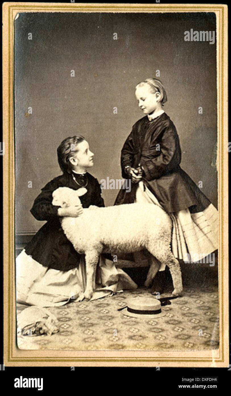 Due ragazze poste in studio con agnello Foto Stock