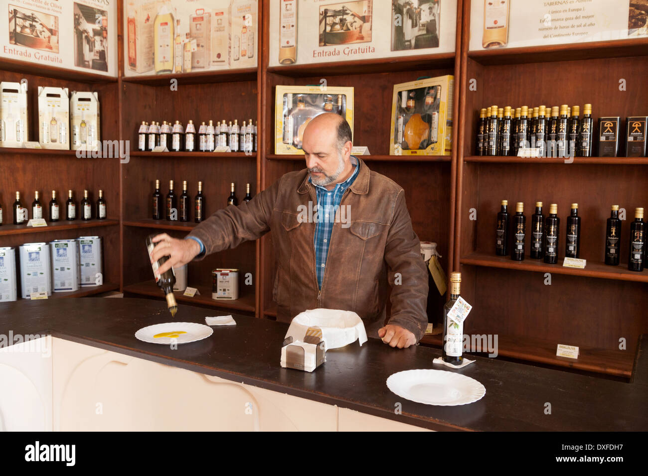 Il manager di un olio di oliva di produzione colata in fabbrica su alcuni oli, Almeria, Andalusia, Spagna, Europa Foto Stock