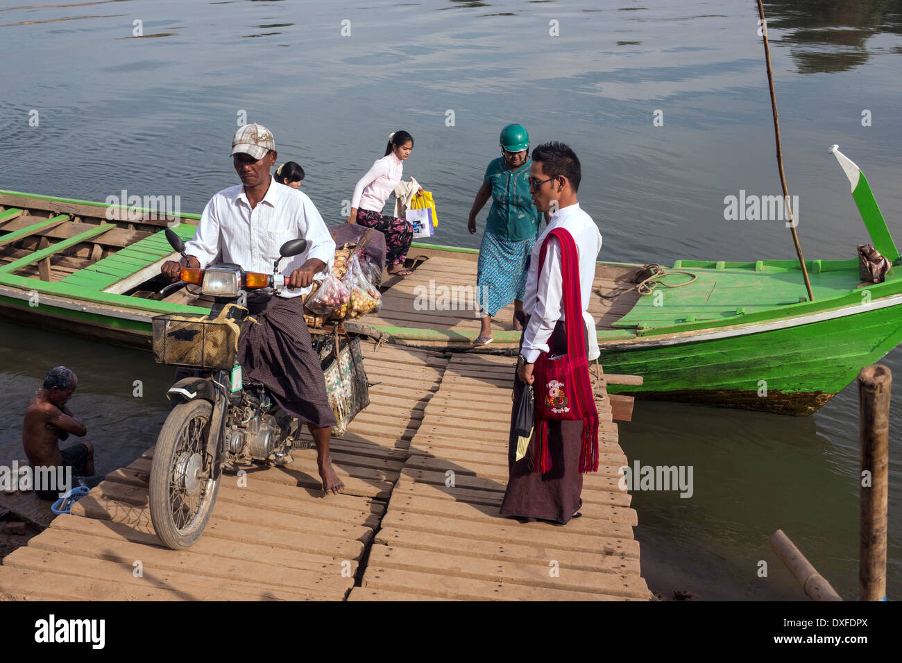 Popolo birmano con il traghetto che attraversa l'isola di Innwa (AVA) in Myanmar (Birmania). Foto Stock