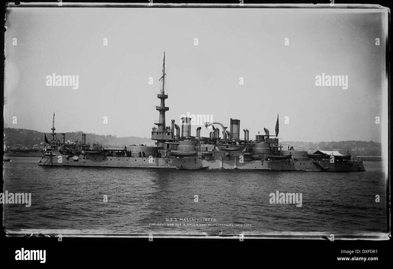 La U.S.S. Massachusetts, una storica nave da battaglia, viene catturata in questa fotografia d'epoca. La nave giocò un ruolo significativo nella seconda guerra mondiale e fu in seguito ritirata come nave museo a Fall River, Massachusetts. Foto Stock