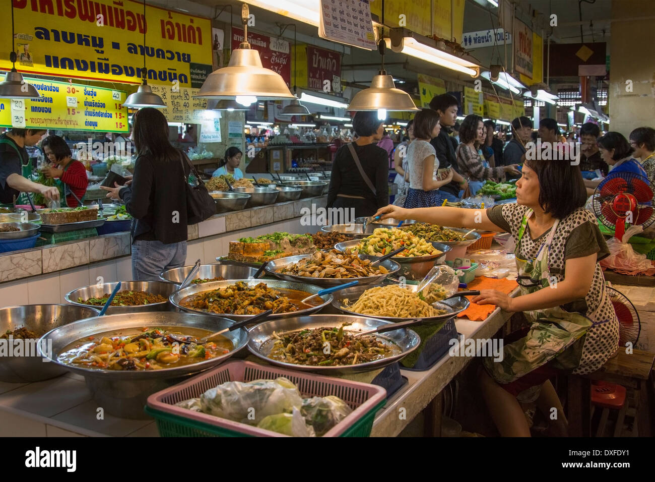 Thanin mercato alimentare a Chiang Mai nel nord della Thailandia. Foto Stock
