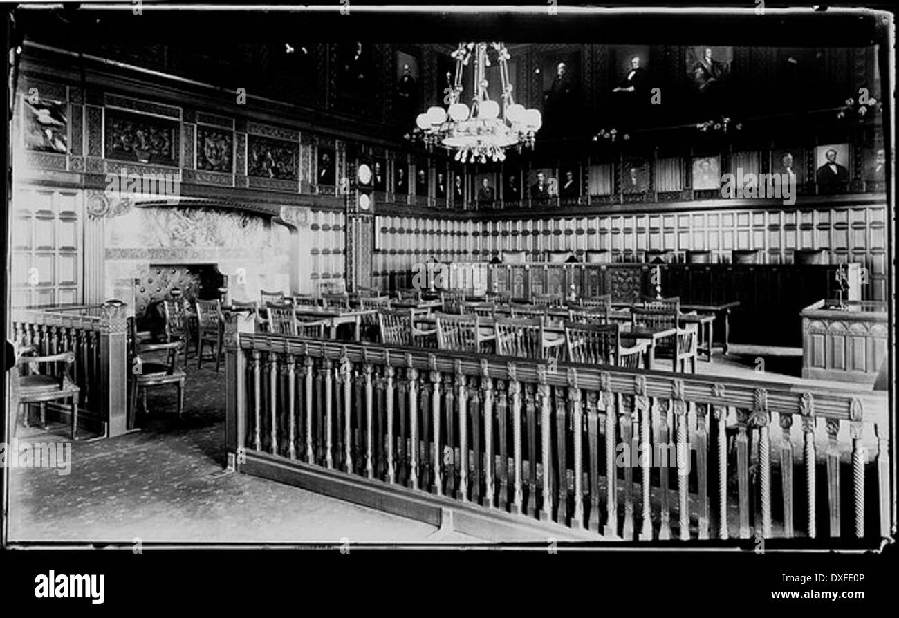 Questa fotografia d'epoca degli interni cattura una stanza non identificata di un'epoca passata, mostrando design e elementi storici tipici del periodo. Foto Stock