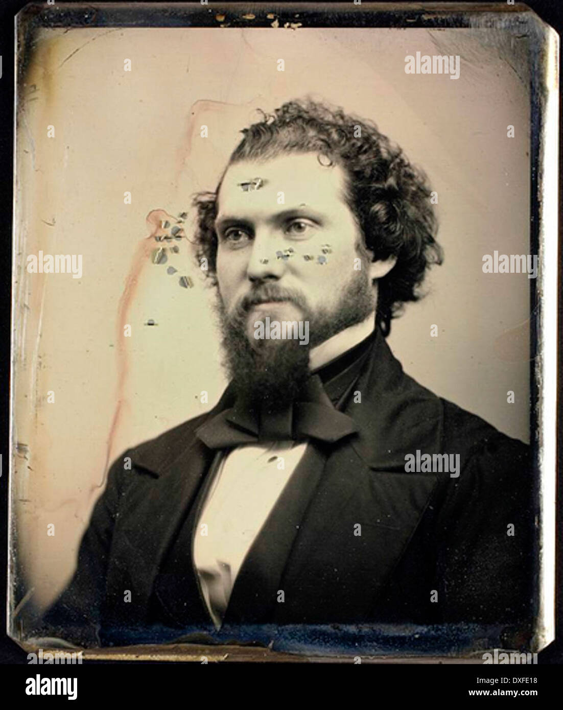 Questa fotografia vintage mostra un uomo non identificato, catturato in un momento senza tempo. La foto storica riflette lo stile e l'abbigliamento dell'epoca, ma il soggetto rimane senza nome. Foto Stock